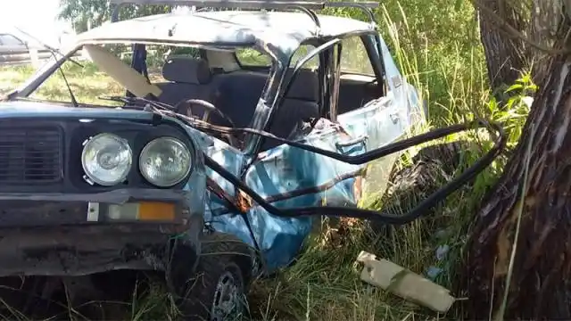 Impresionante choque en Ruta 12: Auto terminó contra un árbol y hay un herido
