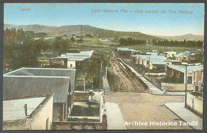 En esta antigua imagen de la calle General Paz se puede ver de fondo el predio del Tiro Federal de Tandil. El Tiro Federal Brigadier General Martín Rodríguez nació oficialmente allá por agosto de 1924.