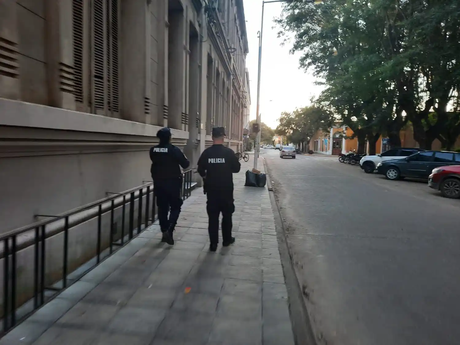 En pareja, efectivos policiales fueron asignados para recorrer a pie la zona céntrica y bancaria.