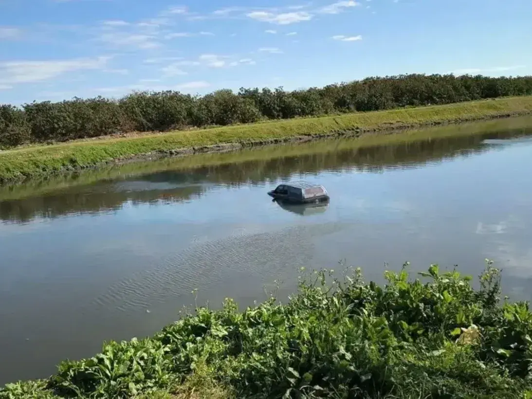 La Volkswagen Amarok fue encontrada sumergida en el Arroyo del Gato, en Ringuelet. FOTO: 0221