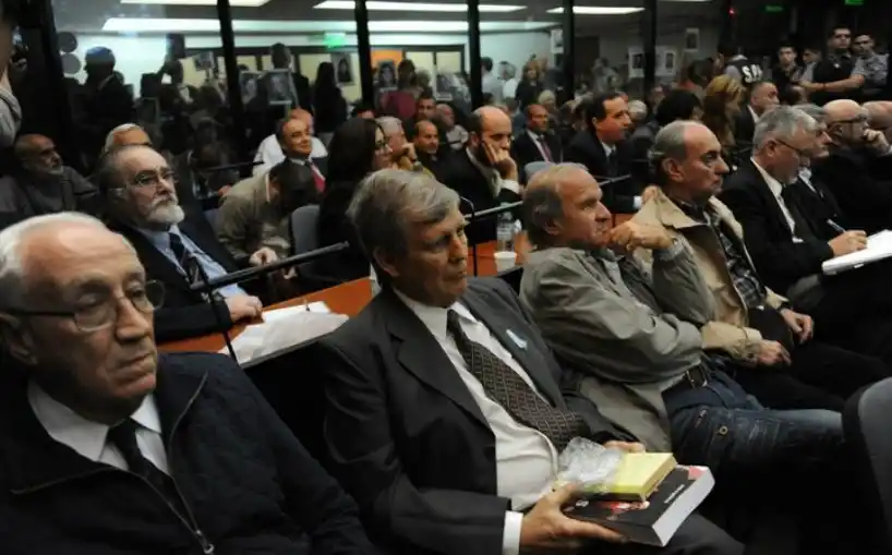 Alfredo Astiz, en el centro, condenado a cadena perpetua