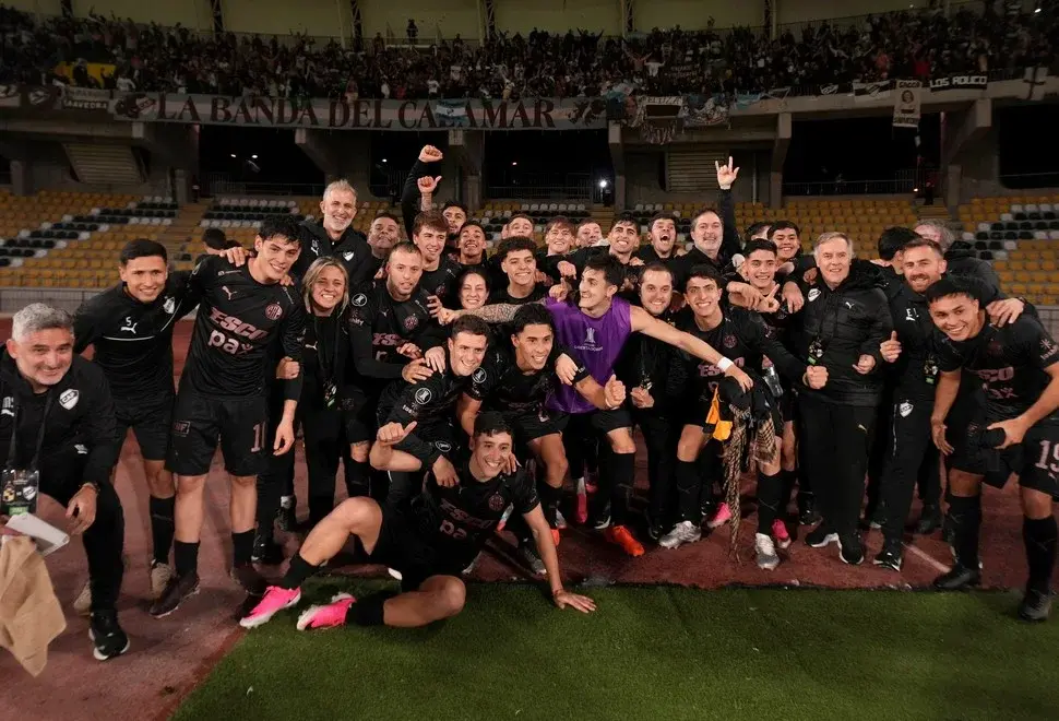 Platense festejó en Chile la clasificación a cuartos de Libertadores (Olé)