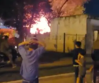 Merlo: Vecinos rompieron la puerta de una casa y la prendieron fuego