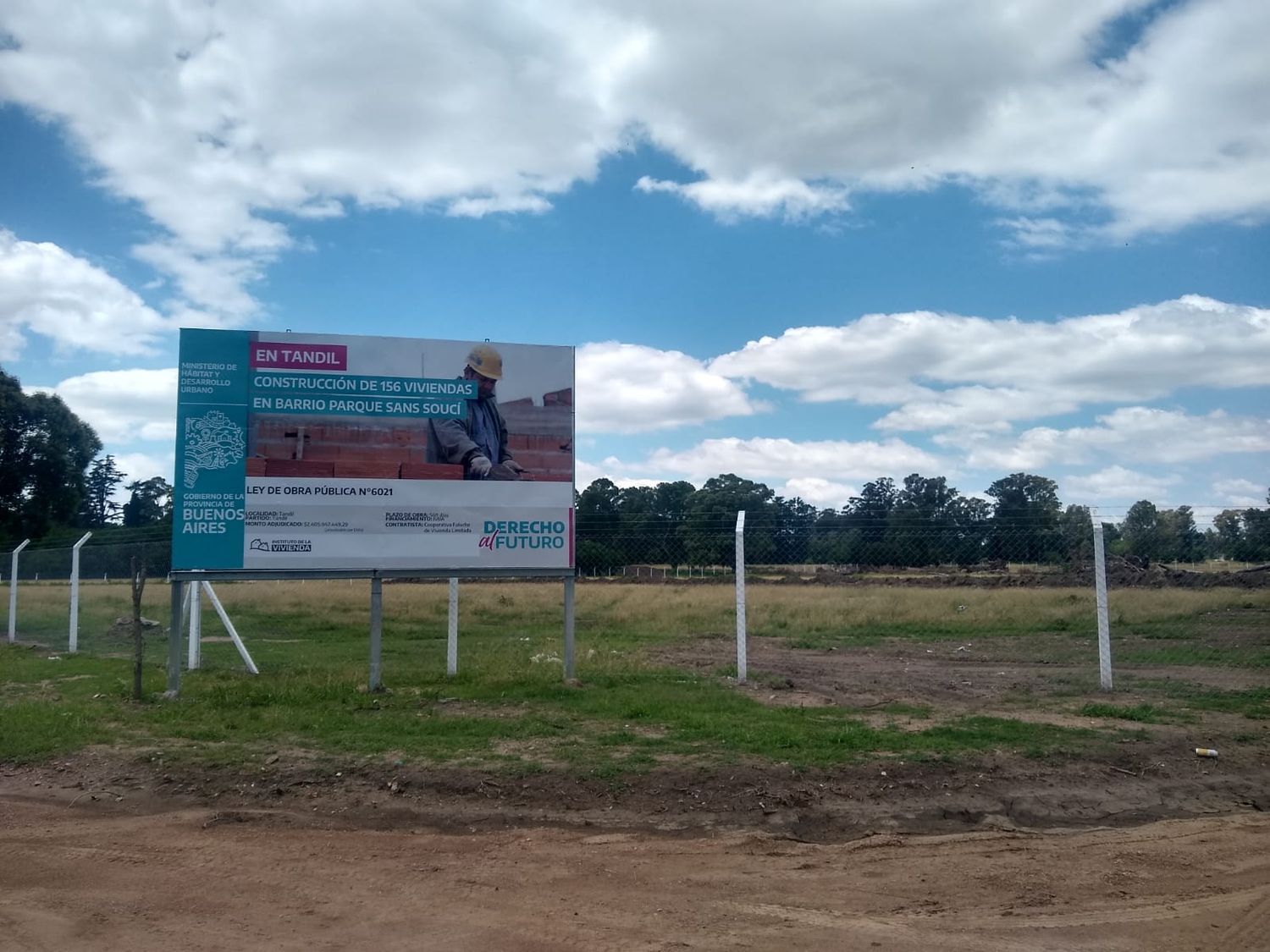 En Lavalle y una de las calles internas se fijó el acceso al predio con un cartel que anuncia el proyecto habitacional.