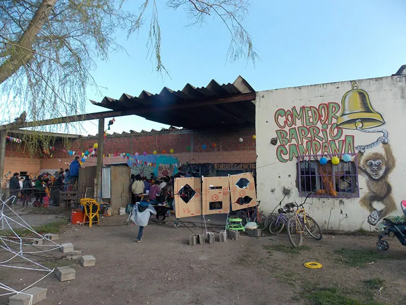 Piden ayuda para arreglar el techo de un comedor comunitario