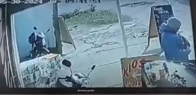 Se hizo pasar por cliente, pero maniató a la empleada del comercio y le robó