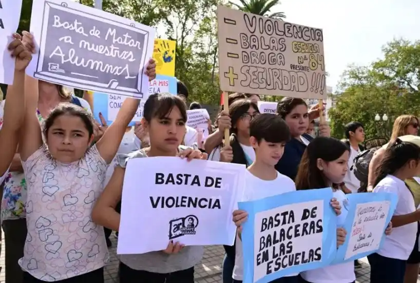 Movilización de docentes contra la violencia narco en Rosario