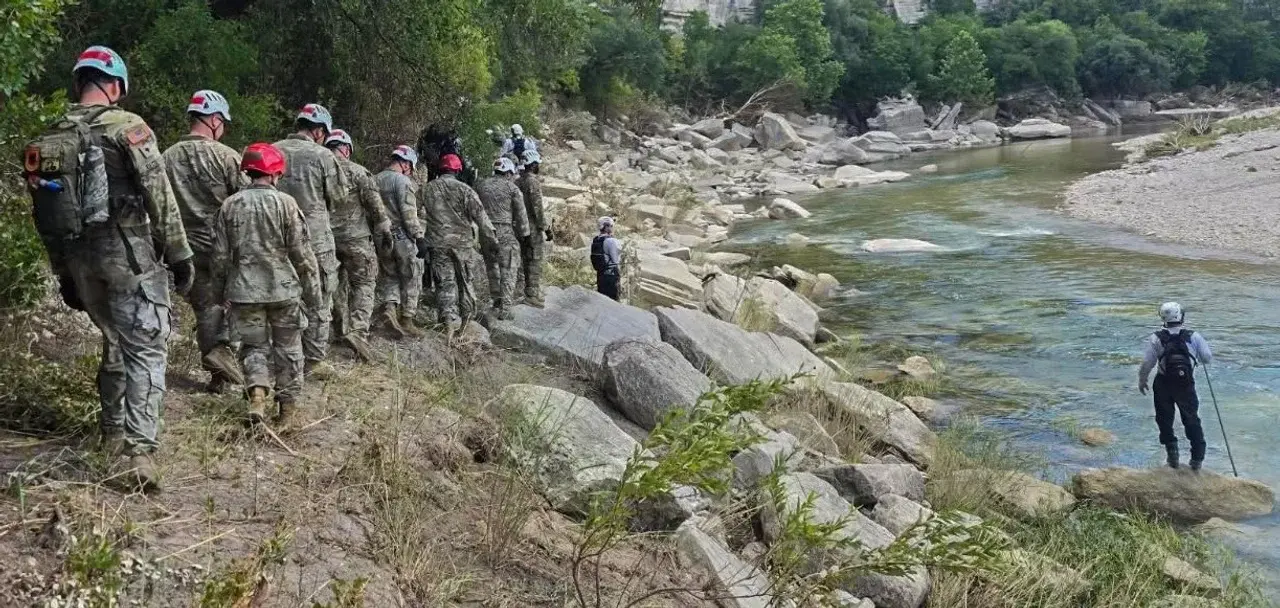Grupos de rescate recorren la vera del río Guadalupe. Fotografía @TXMilitary