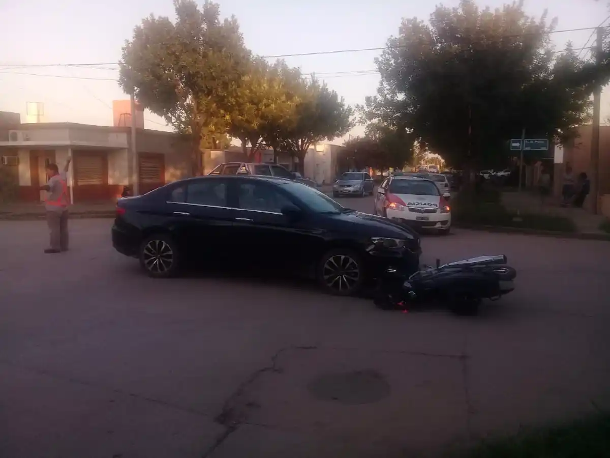 Porteña: joven motociclista sufrió fracturas tras chocar con un auto