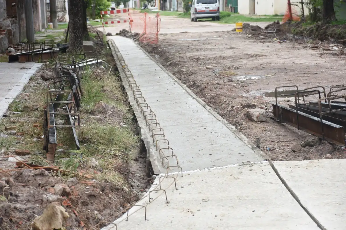 A través de consorcios se iniciaron trabajos de cordón cuneta en la calle Jujuy