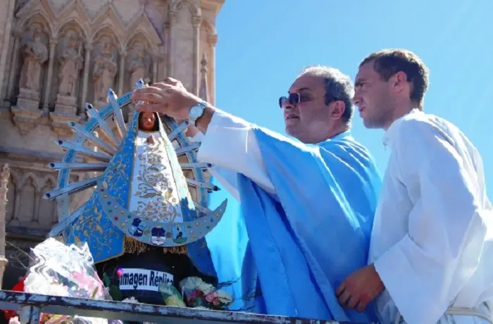 Miles de feligreses llegan este domingo a la Basílica de Luján para presenciar el tradicional cambio de manto a la Virgen 