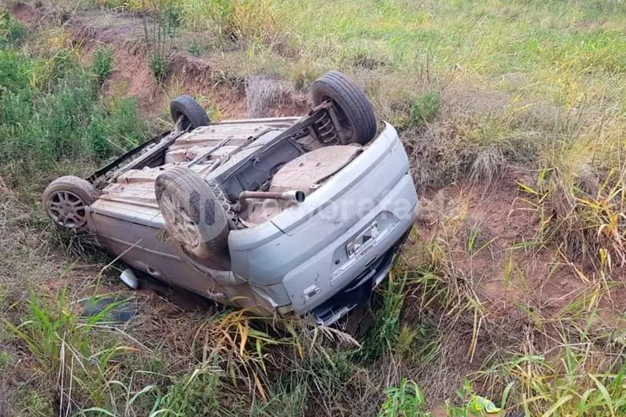 Tras una mala maniobra, un vehículo perdió el control y terminó volcado