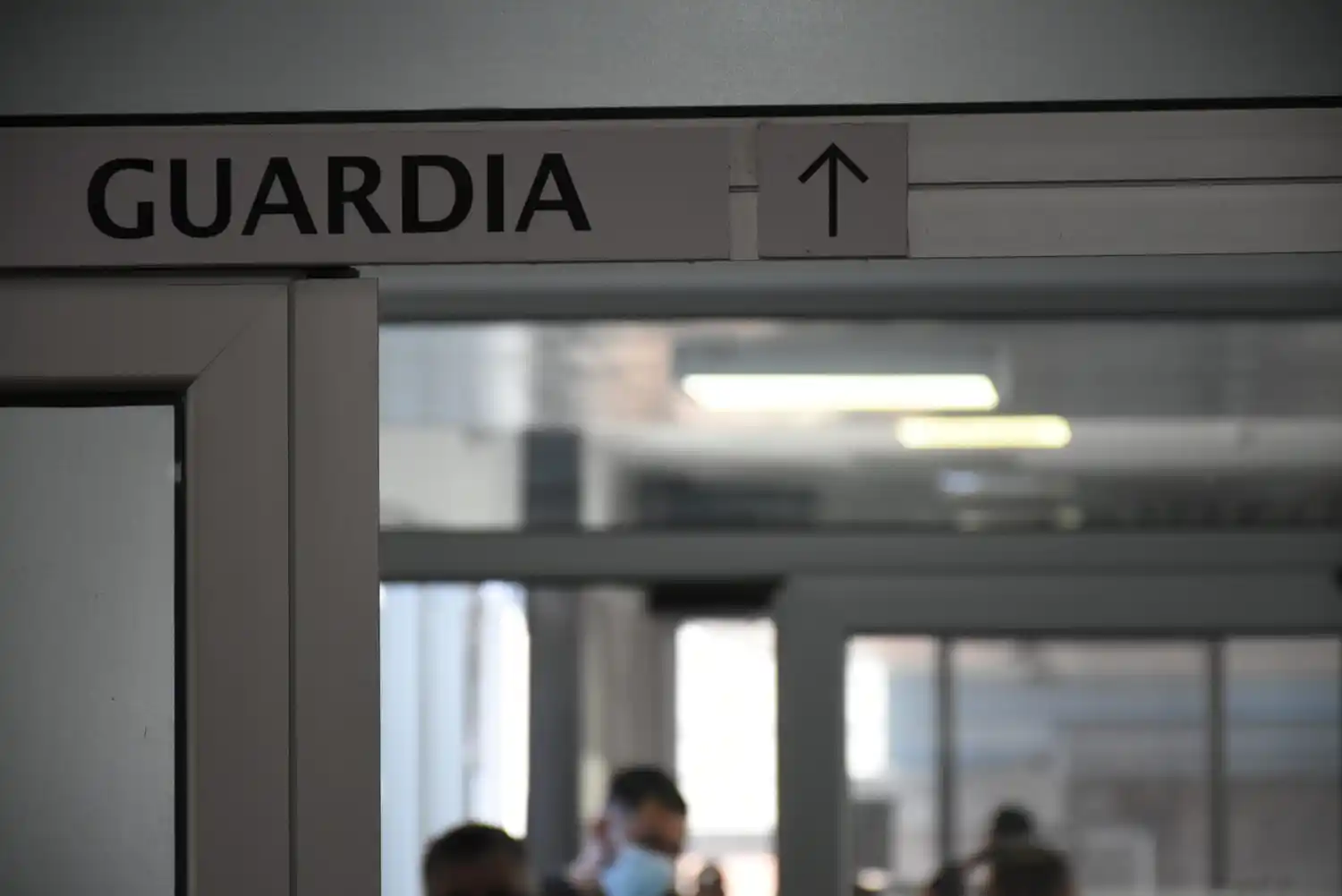 20210420 guardia hospital cullen Foto Mauricio Garín