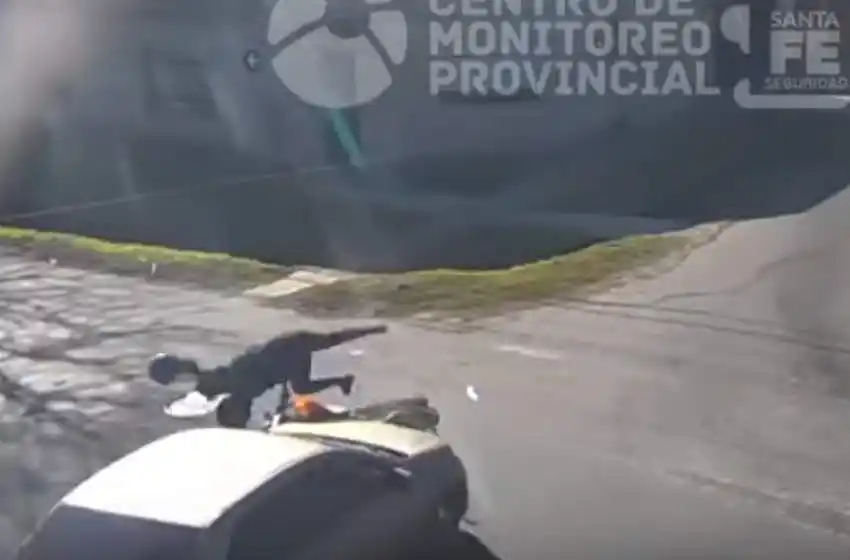 Video: fuerte choque entre un auto y una moto en zona sur