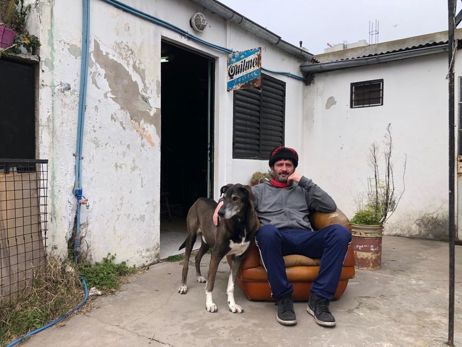 En la puerta de la sala de ensayo, base de operaciones de Toboganes a Marte.