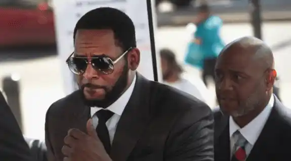 R Kelly llegando a la corte de Chicago en 2019. Foto AFP