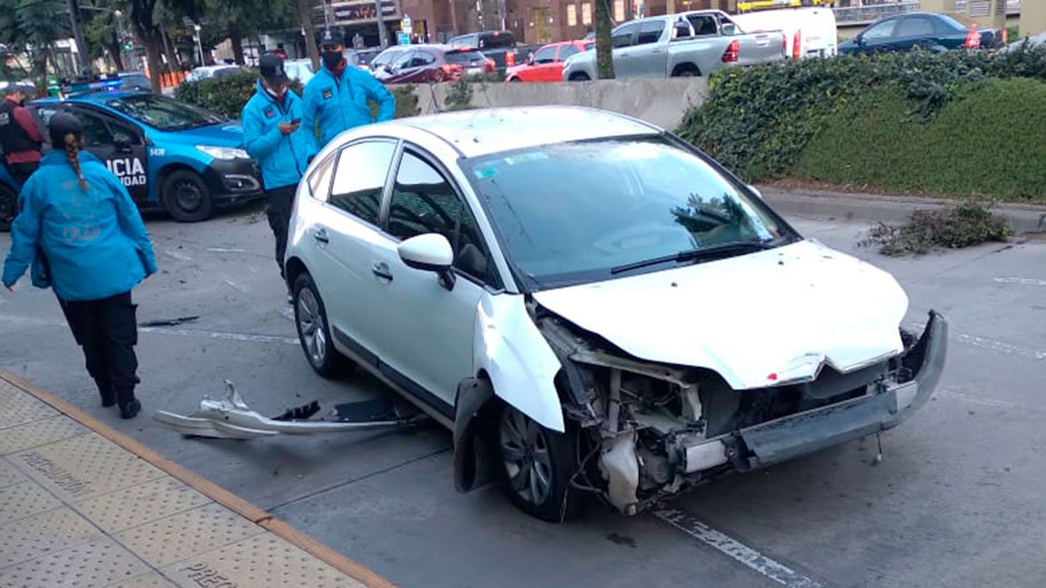 Les robó el auto a sus padres, se emborrachó y generó un desastre en la 9 de Julio