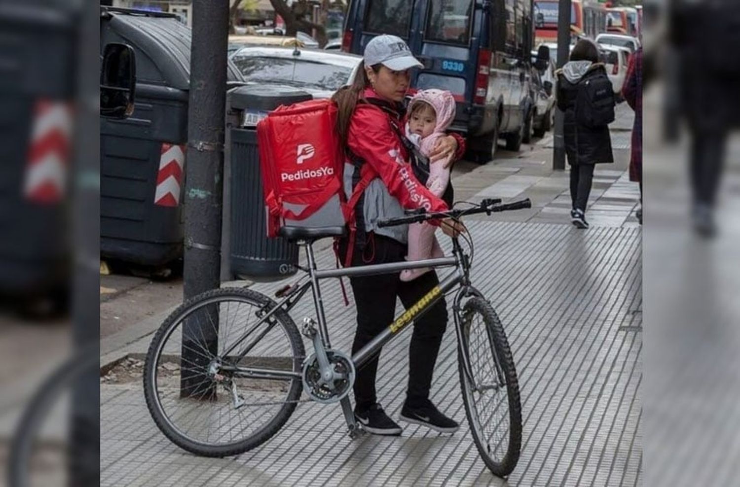 La historia detrás de la foto viral sobre la mamá repartidora de PedidosYa