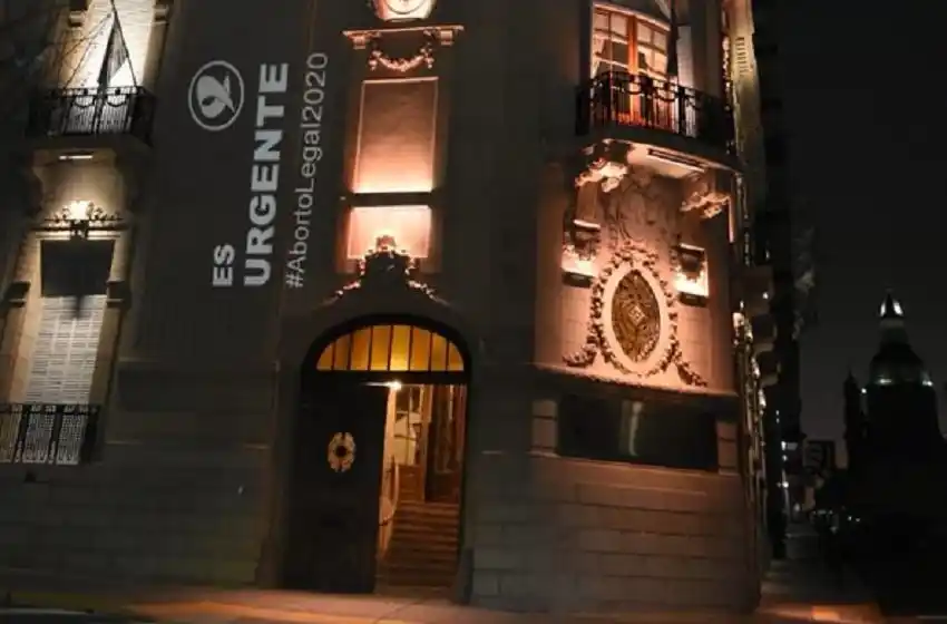 La inscripción “aborto legal” apareció iluminada en el Concejo y se abrió la polémica