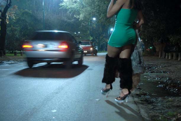Operativo antidroga en zona roja de La Plata: Detienen a 31 travestis