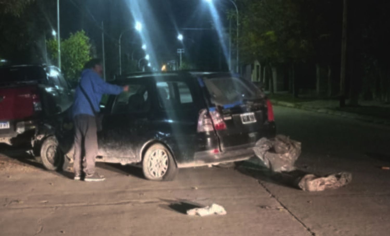 Un Fiat Palio chocó contra una camioneta estacionada