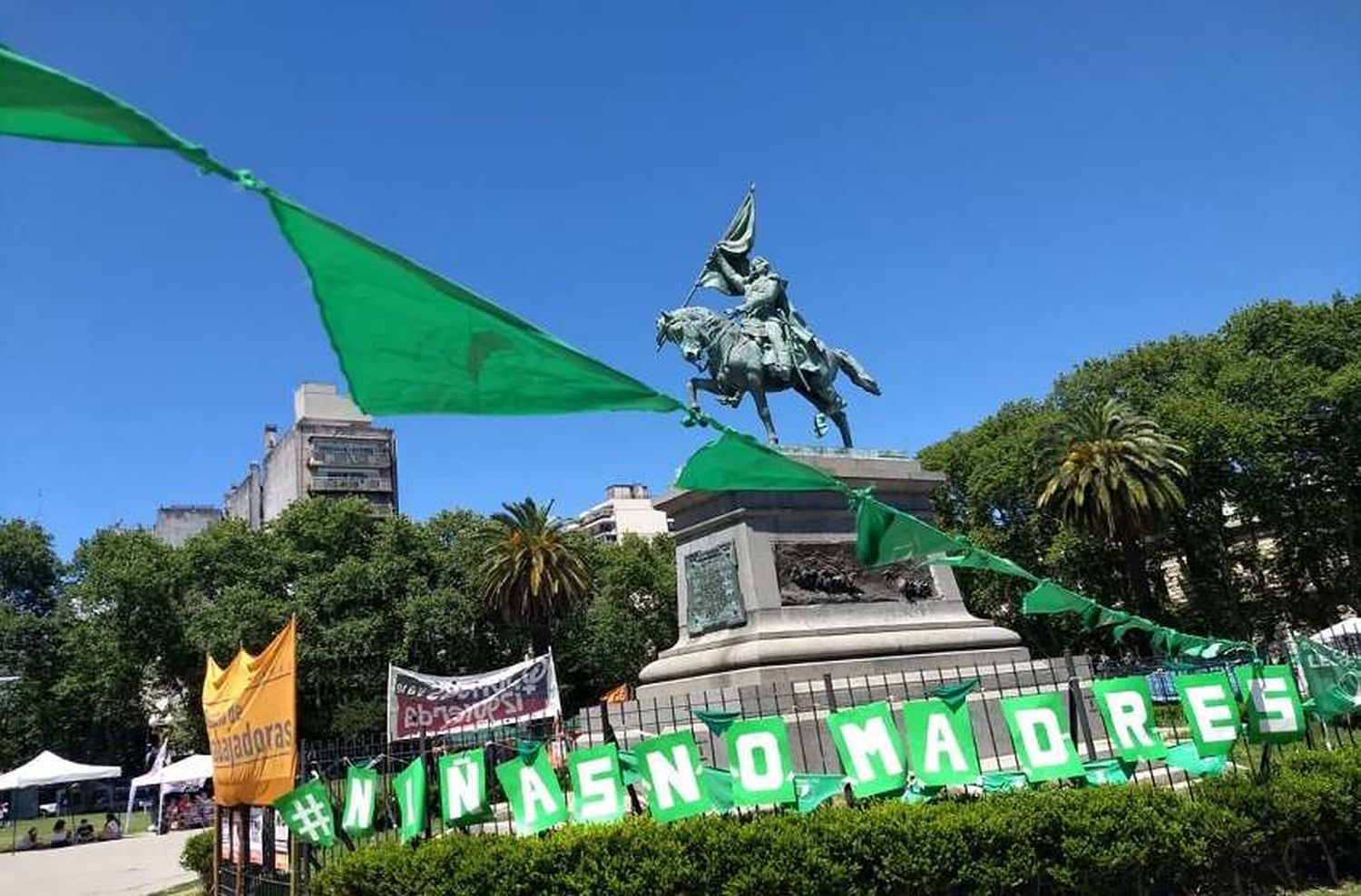 Comenzó en Diputados el debate por la legalización del aborto: imágenes de la vigilia en plaza San Martín