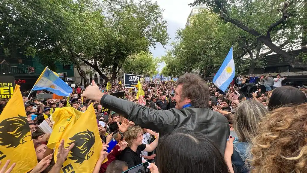 Milei, en Mendoza: “Fiscalicen porque podemos ganar”; le gritaron “sí, se puede”