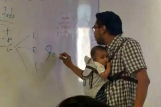 Dio la clase cargando al bebé de su alumna y la imagen fue viral