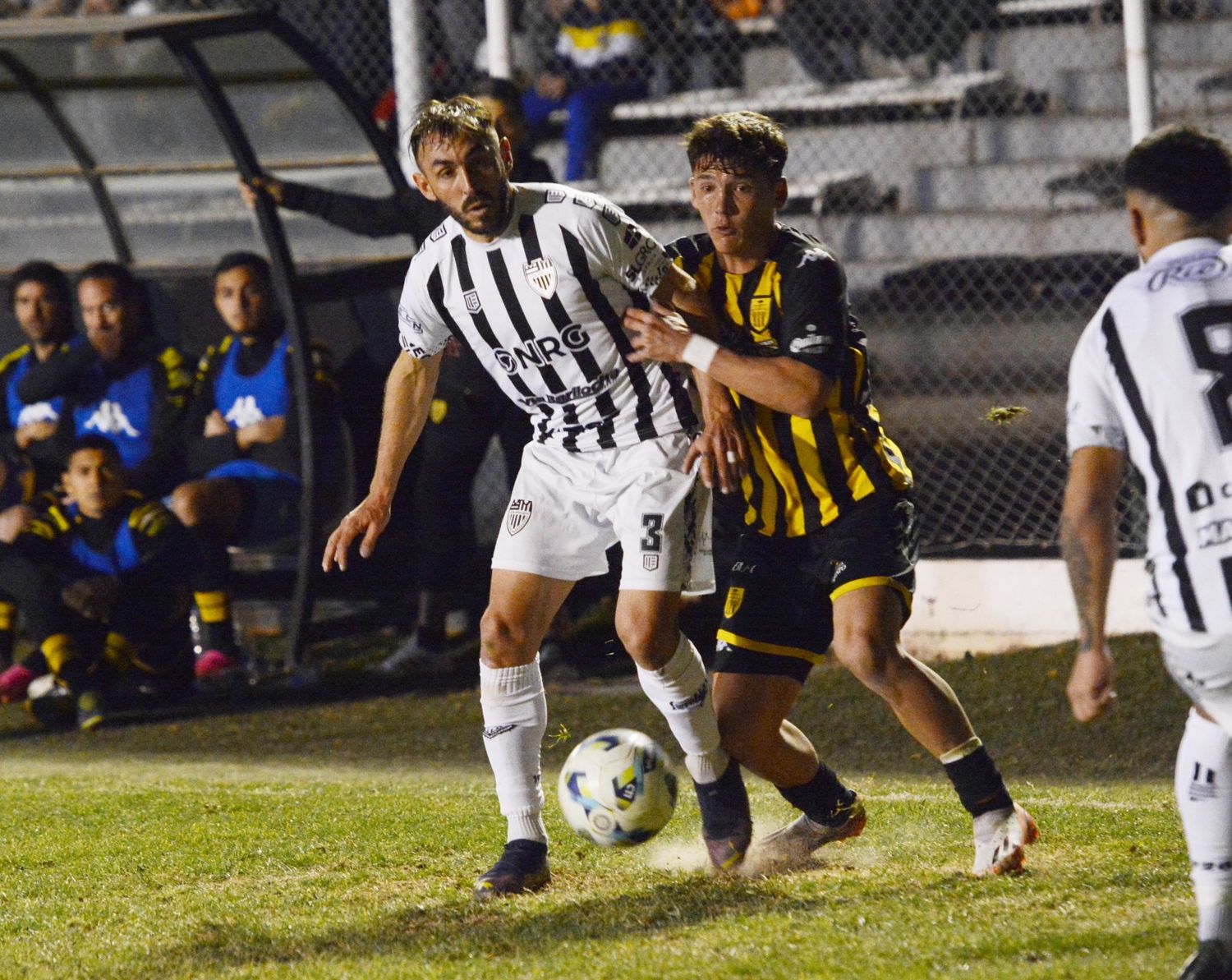 FOTO LUIS AMAOLO Wagner y Vallejo, con la pelota como objetivo.