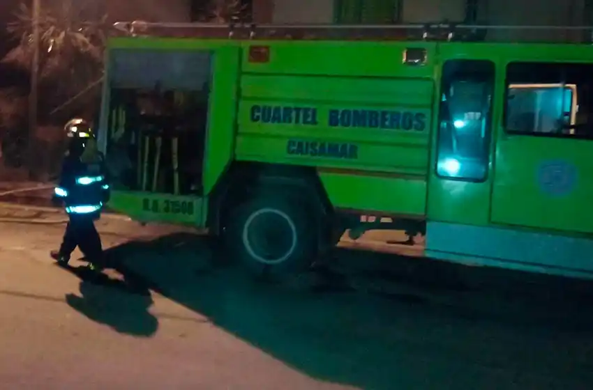 Sufrieron intoxicación tres personas tras incendio en una habitación