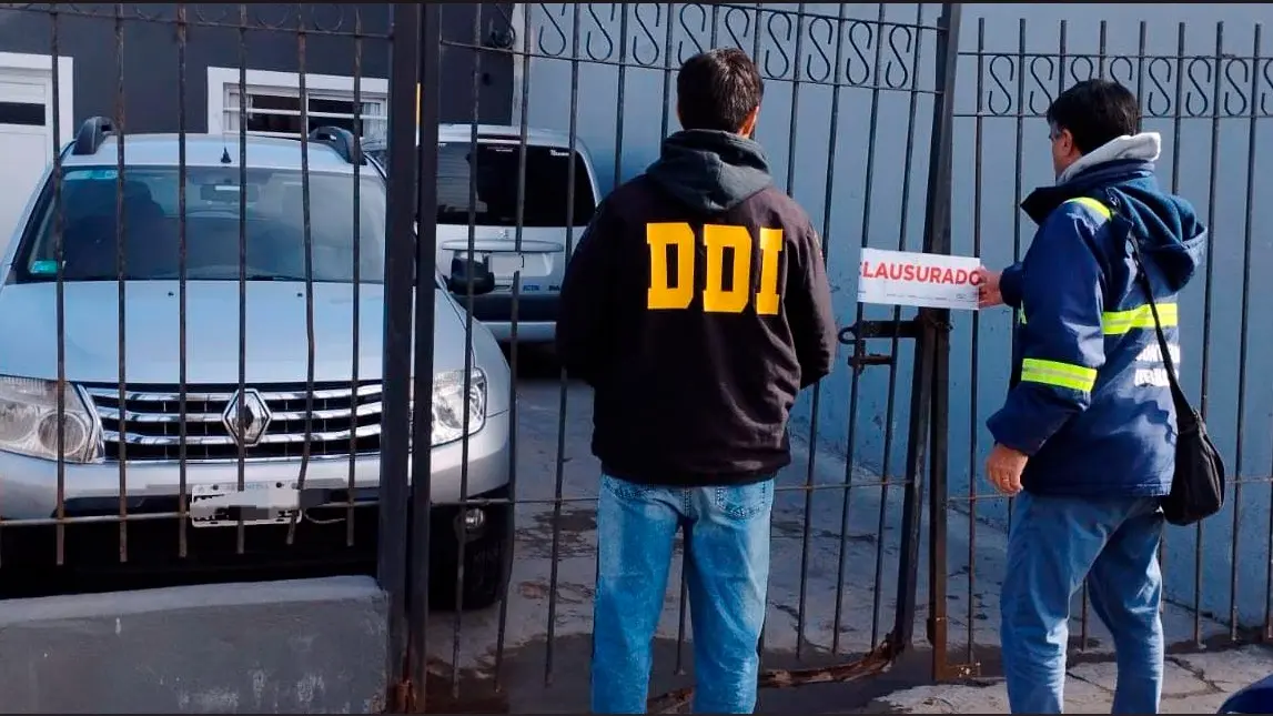 Agentes. De la Policía y de la comuna, realizaron la clausura de las instalaciones