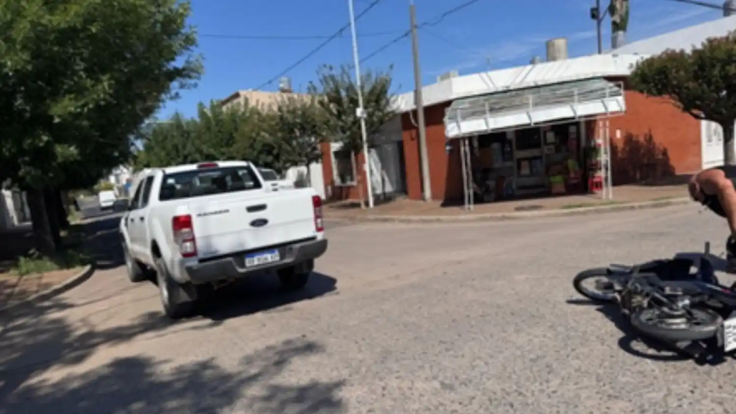 La camioneta y la motocicleta que protagonizaron el accidente en Rivadavia y Caseros.