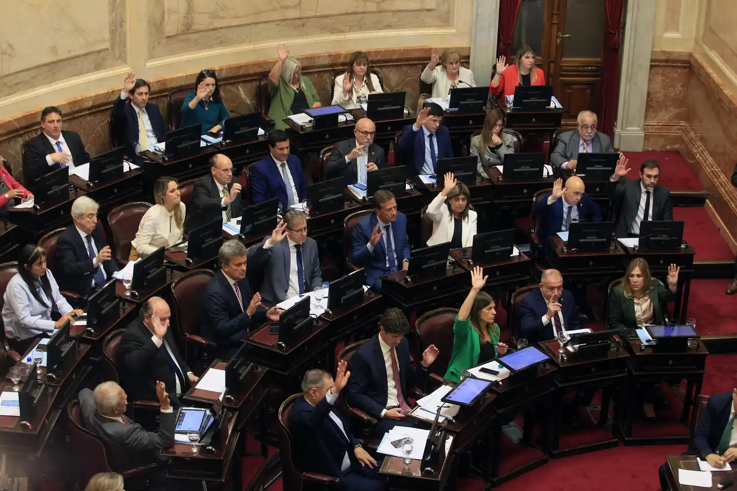 El Senado aprobó el aumento de la dieta de los legisladores.