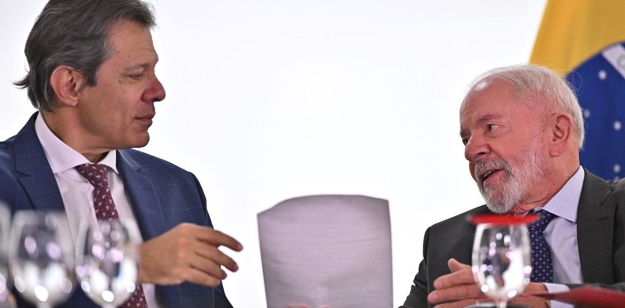 El presidente de Brasil, Luiz Inácio Lula da Silva, habla con Haddad.