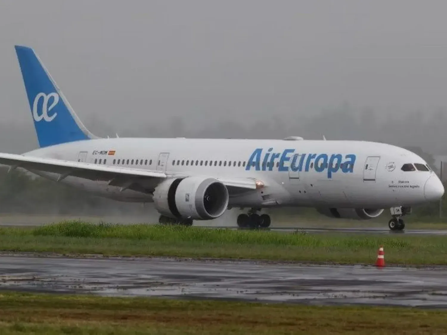 Un avión que viajaba desde Argentina a España debió aterrizar de emergencia en Paraguay