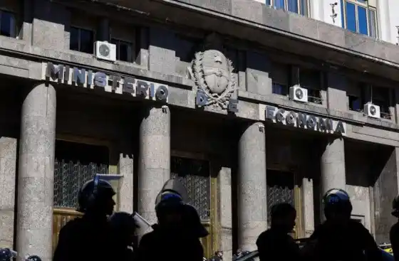 Economía busca que los comercios resistan aumentos de precios tras unificación cambiaria