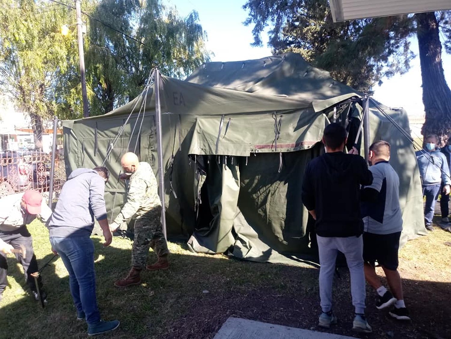 Bomberos trasladaron una carpa del ejercito al hospital