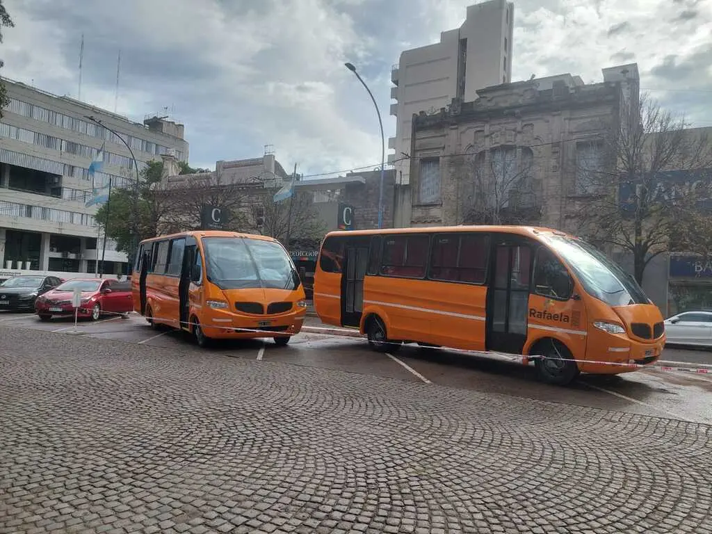 Los minibuses recuperados fueron exhibidos frente a la Plaza 25 de Mayo