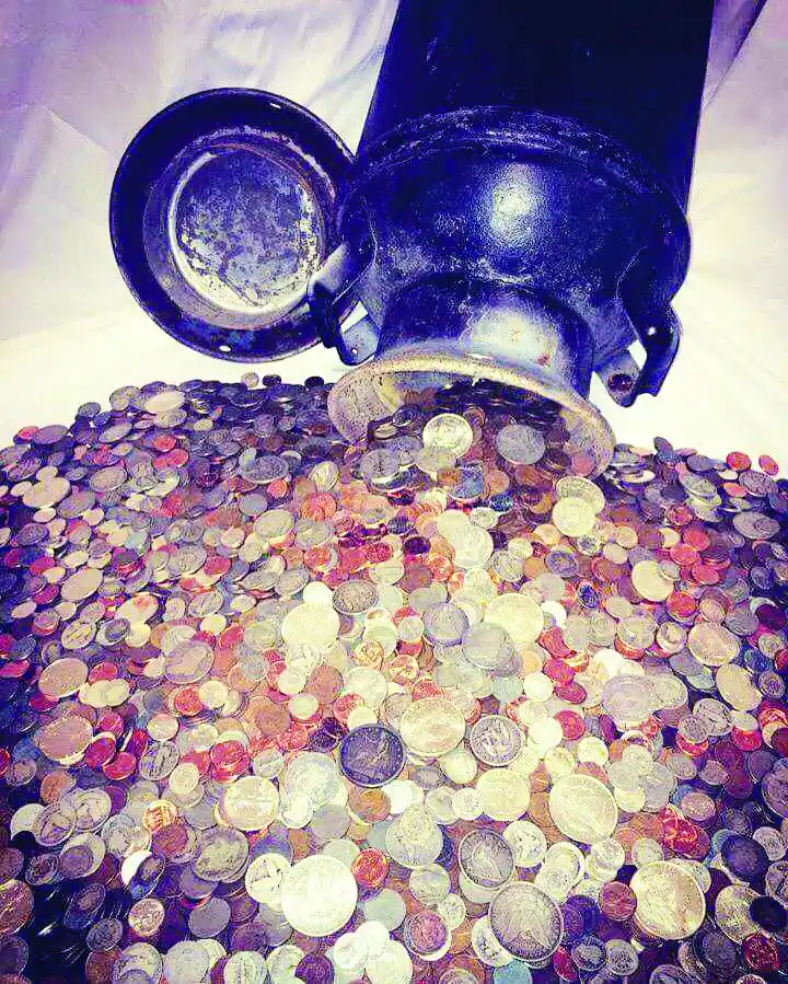 Guardó monedas por cinco años hasta que decidió contarlas