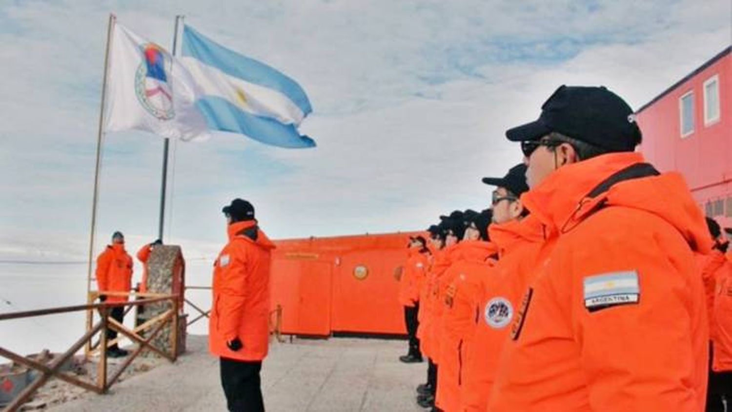 Por primera vez flamea  la bandera de la Libertad Civil en la Base Belgrano II