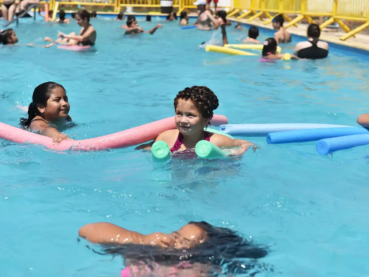 ¿Vamos a la pileta?: Sin  médicos, algunos clubes piden certificados 