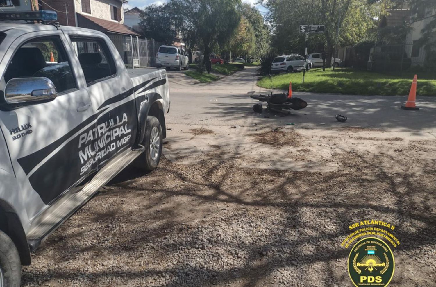 Un motociclista chocó una patrulla municipal y se encuentra internado