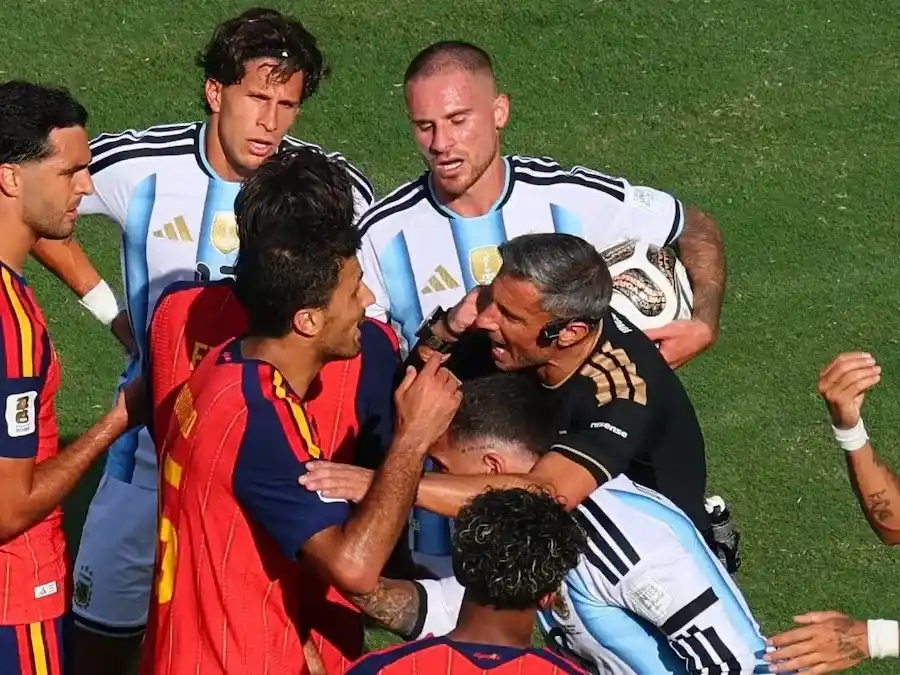 Las polémicas que marcaron la final del Mundial entre Argentina y España