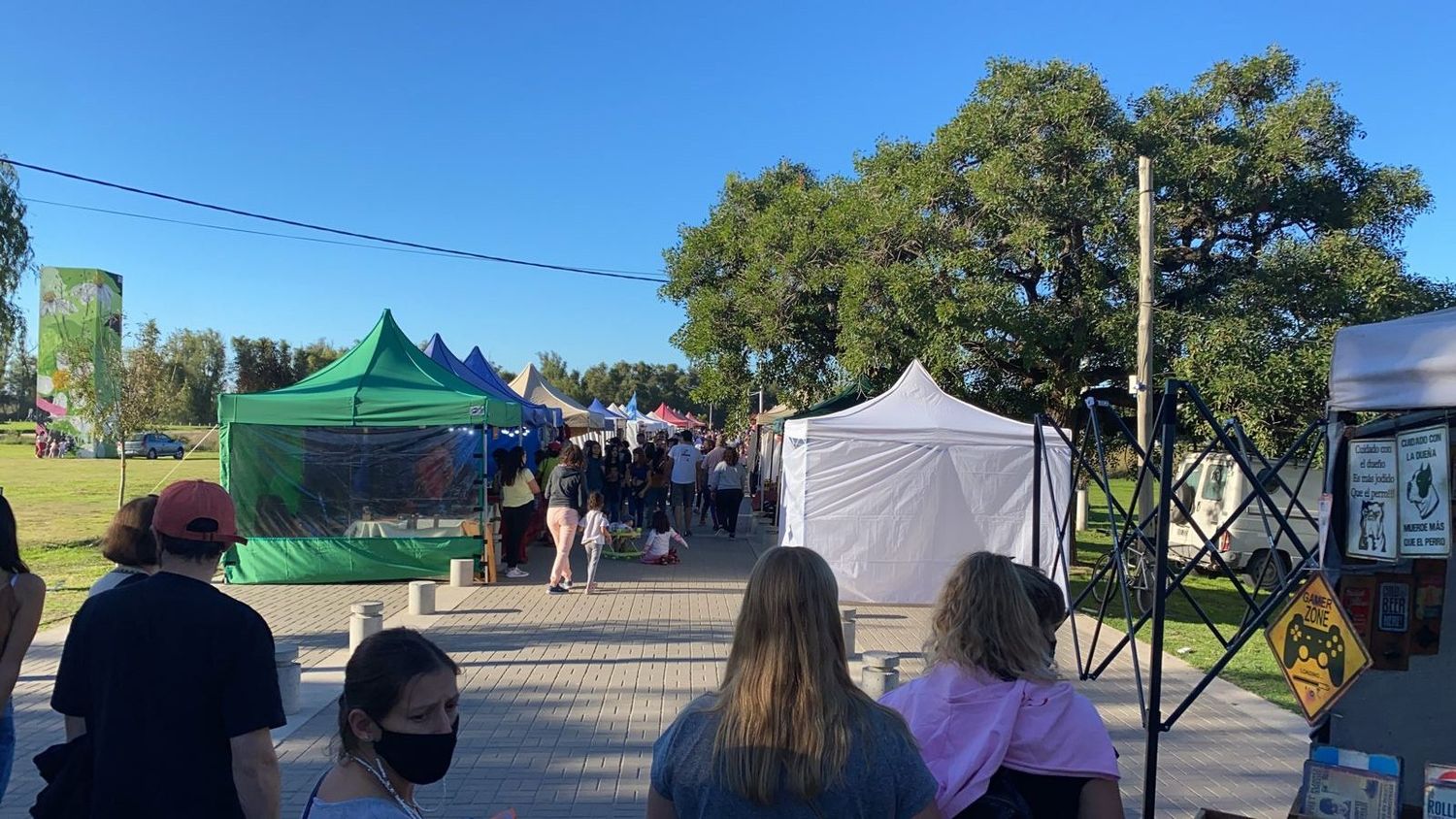 Con mucho público, comenzó la Feria de Emprendedores en el pasaje Agenor Almada