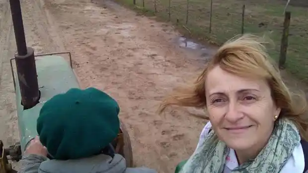 Villlegas: Una maestra va en tractor a la casa de sus alumnos para dar clases