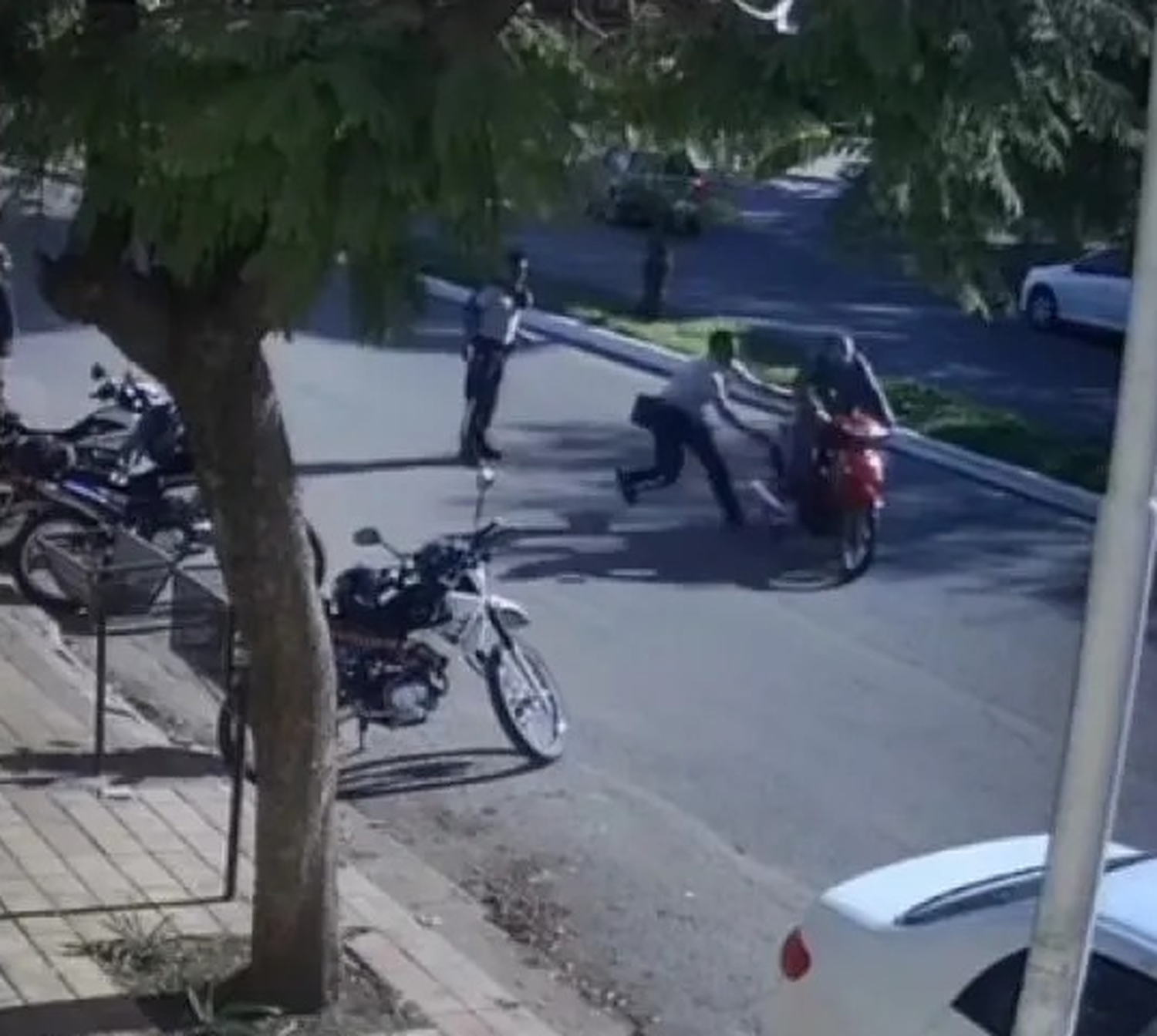 Un motociclista no frenó ante un control y los inspectores lo empujaron para que no se escape: Terminó en el hospital