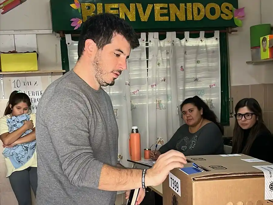 Autoridades de mesa observan al intendente Leonel Chiarella en el acto de la votación. Foto: Gentileza