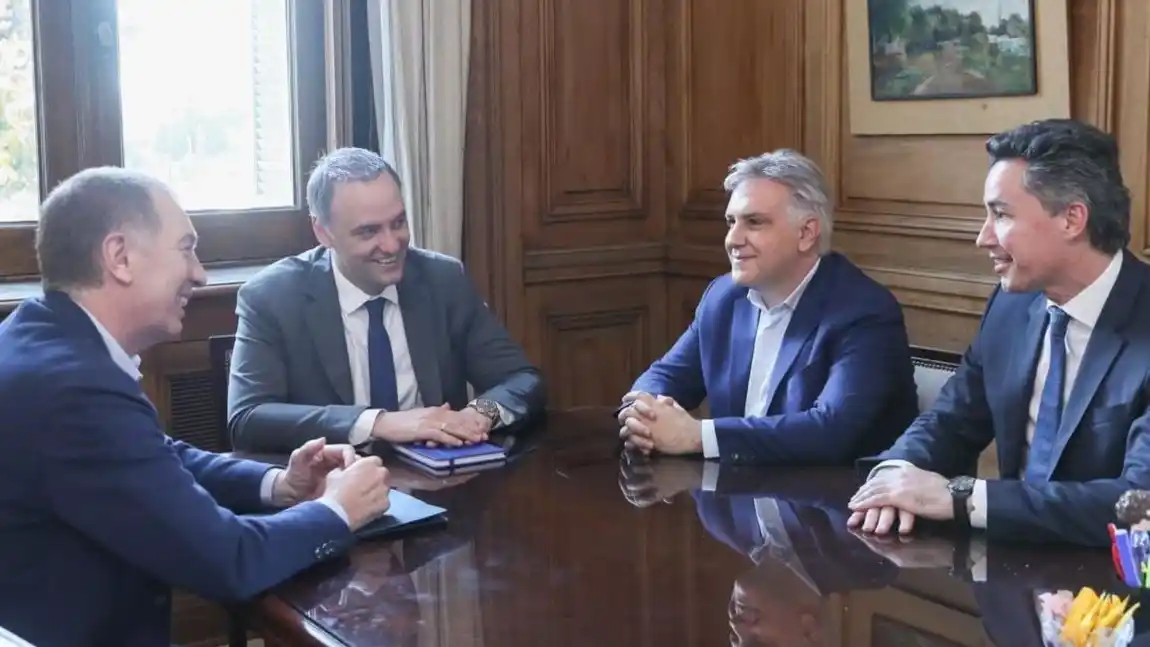 Llaryora fue recibido por Santilli y Adorni