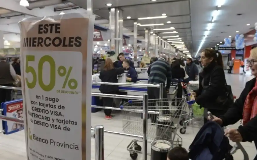 Nuevo "supermiércoles" con descuentos del 50 por ciento para clientes del Banco Provincia