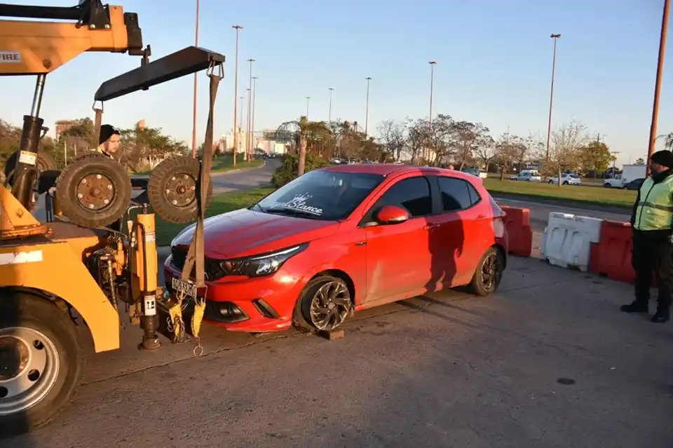 Robó un auto y para escapar de la policía se tiró a la Setúbal